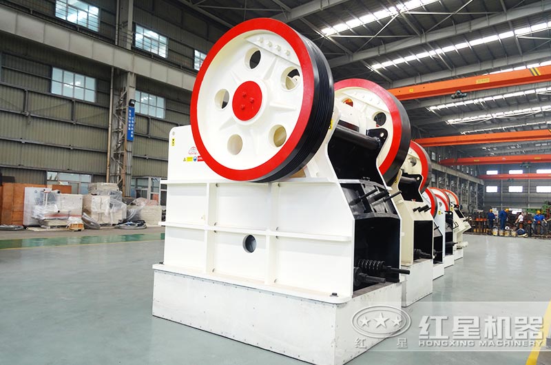 PE900*1200鄂式碎石機產量大概多少？能破碎水泥塊嗎？